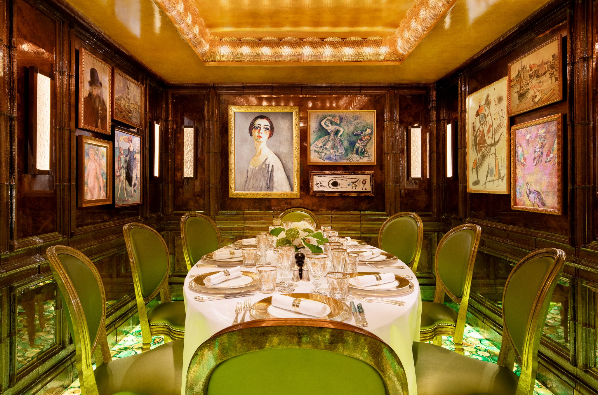 Scotts_Platinum_Arowana_Room